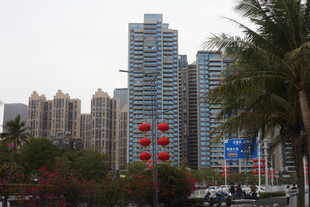 城市街景中的高楼与红灯笼