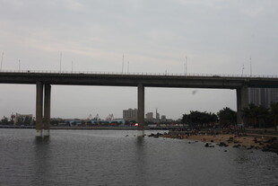 河畔高架桥风景