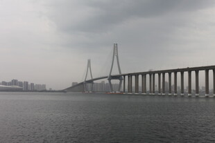 跨海大桥横跨水面