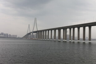 跨海大桥横跨广阔水面