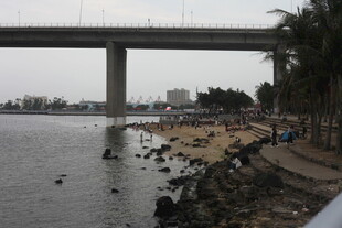 河畔桥梁下的休闲风景