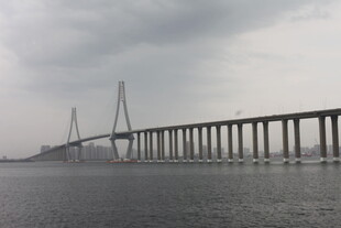 跨海大桥横跨海面