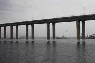 海上长桥横跨水面