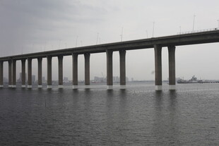 海上长桥横跨水面