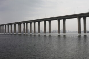 海上长桥横跨辽阔水域