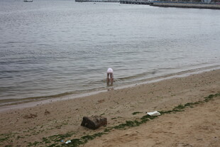 海边漫步的孤独身影