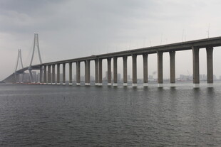 跨海大桥横跨海面壮丽景观