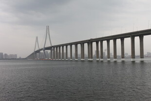 跨海大桥横跨广阔海面