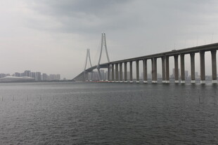 跨海大桥横跨广阔水域