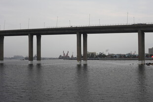 水上长桥横跨宽阔水面