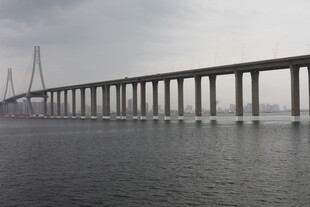 跨海大桥横跨广阔海面