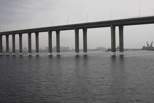 海上长桥横跨水面