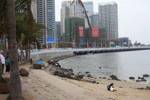 海滨城市沙滩与高楼景致