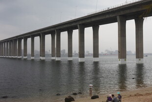跨江大桥下的休闲场景