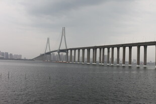 跨海大桥横跨海面