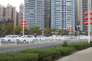 城市街道旁的高楼与红灯笼