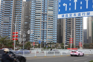 城市高楼间的道路景象