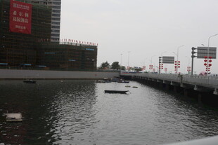 城市河道上的船只景象