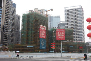 城市在建高楼与街景