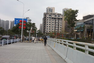 城市中的行人与街边建筑