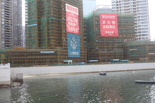 河畔在建高楼景观