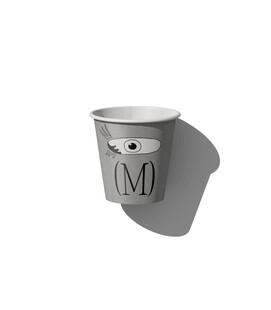 灰色M字母纸杯设计样机