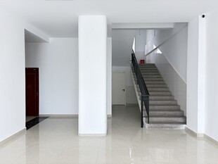 简约空旷室内楼梯空间