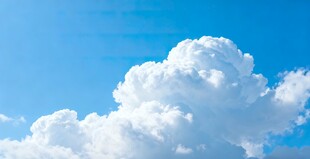 蓝天中的蓬松白云