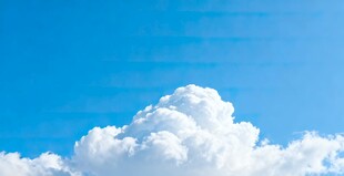 蓝天中的蓬松白云