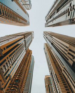 仰视城市林立高楼