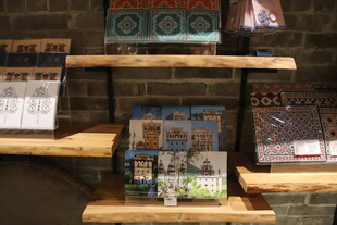 木质书架上的多样物品