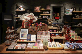 温馨手工艺品店陈列展示