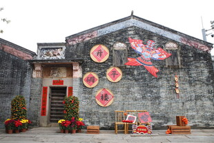 开平碉楼古宅门前节庆装饰景观
