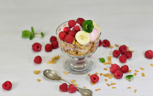 浆果坚果酸奶杯