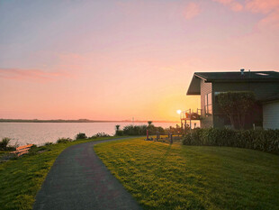 海滨夕阳下的温馨小屋