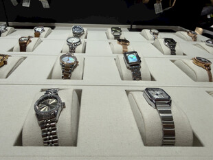 展示柜中的多样精美手表