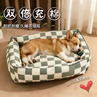 狗狗惬意躺卧在格子狗窝主图