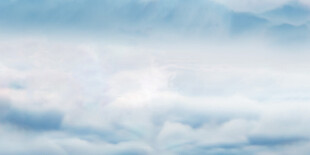 梦幻蓝天中的蓬松云朵