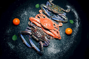 新鲜螃蟹搭配鲜艳蔬果