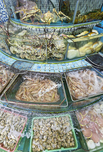 丰富多样的海鲜干货陈列