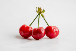 三颗鲜红樱桃摆拍