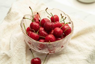 碗中鲜美的红樱桃