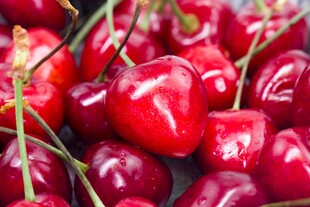 新鲜饱满的红樱桃