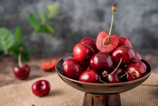 碗中鲜美的红樱桃