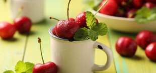 杯中樱桃与背景鲜果