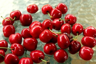 新鲜诱人的红樱桃