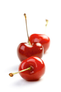 三颗鲜红饱满的甜樱桃