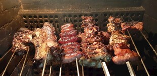 炭火上的美味烤肉串