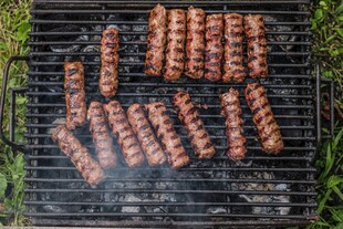 户外烤架上的美味烤肉串