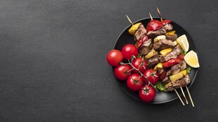 美味烤串配新鲜番茄